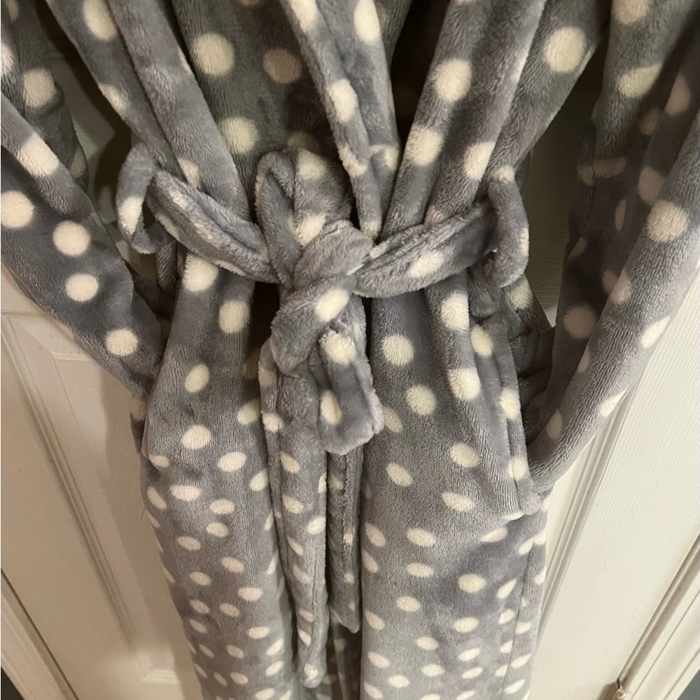 Simply Styled Plush Robe - Picture 4 of 5